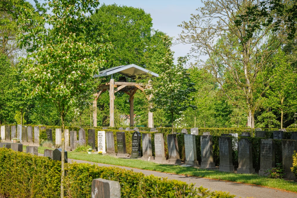 Klokkestoel tussen de graven op de begraafplaats aan de Ninaberlaan.