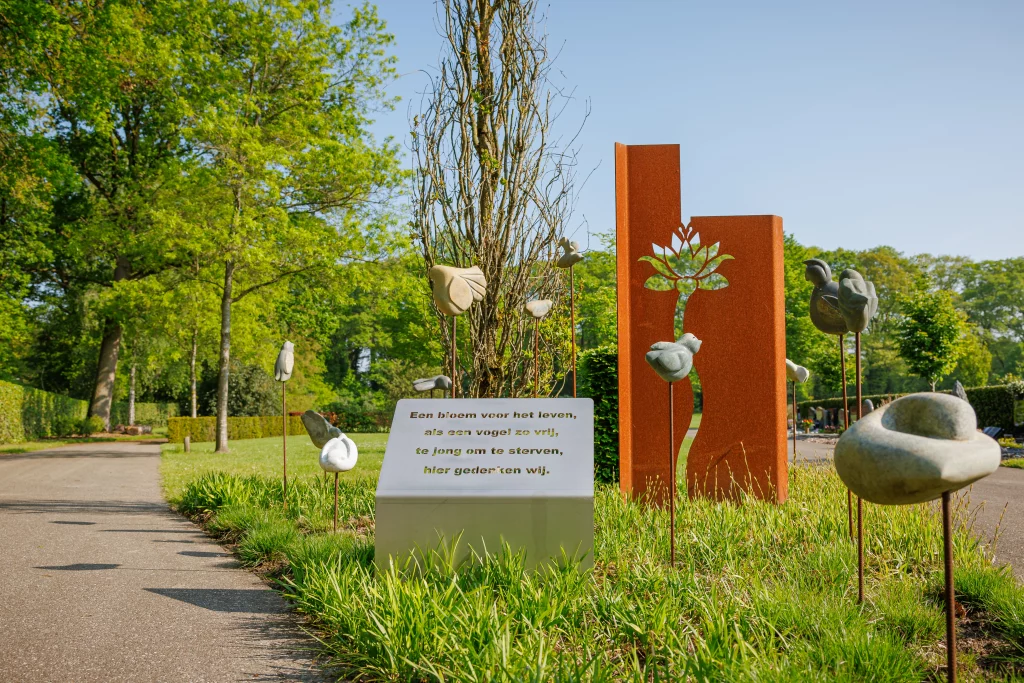 Kindermonument op de begraafplaats aan de Meester Ponsteenlaan met de tekst “Een bloem voor het leven, als een vogel zo vrij, te jong om te sterven, hier gedenken wij.